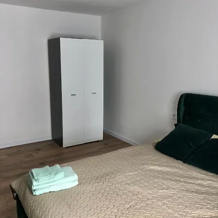 아파트 Cozy, New And Wide With Balcony